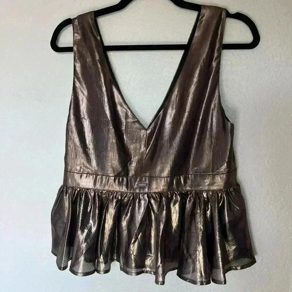 GUESS Los Angeles  Metallic Sleeveless blouse  SIZE LARGE- FITS LIKE MEDIUM - Picture 4 of 9